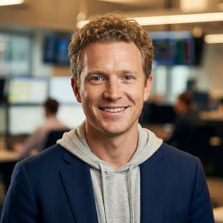 Leitender Handelsanalyst Ryan Brooks bei Fristreifum